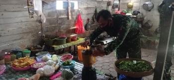 Satuan Tugas TMMD Kodim Bojonegoro Membantu Pemblenderan Proses Pembuatan Jamu